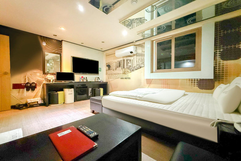 Bedroom 4, Pearl Wynn, Jinju