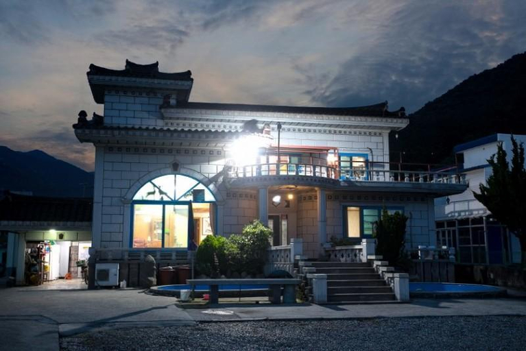 Others 4, Namhae Badatga Byeoljang Pension, Namhae