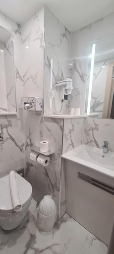 Bathroom 3, Comfort Hotel CDG Airport, Seine-et-Marne