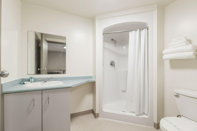 Bathroom 4, Residence & Conference Centre - Hamilton, Hamilton