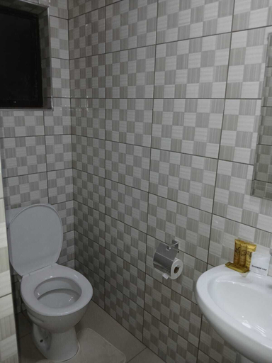 Bathroom 2, Pilgrims Corner Guest House, West Rand