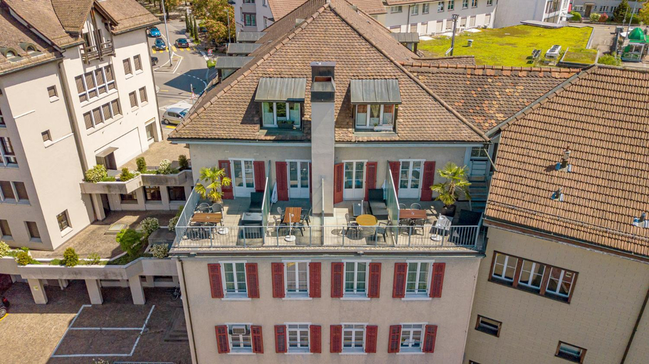 Exterior & Views