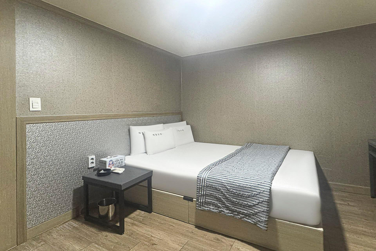 Bedroom 2, Noryangjin Daeheung, Dongjak