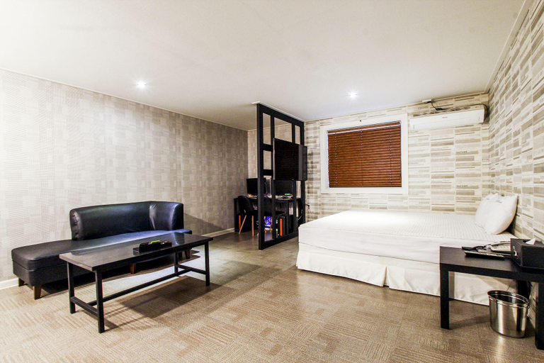 Bedroom 2, Busan Oncheonjang JS, Dongnae