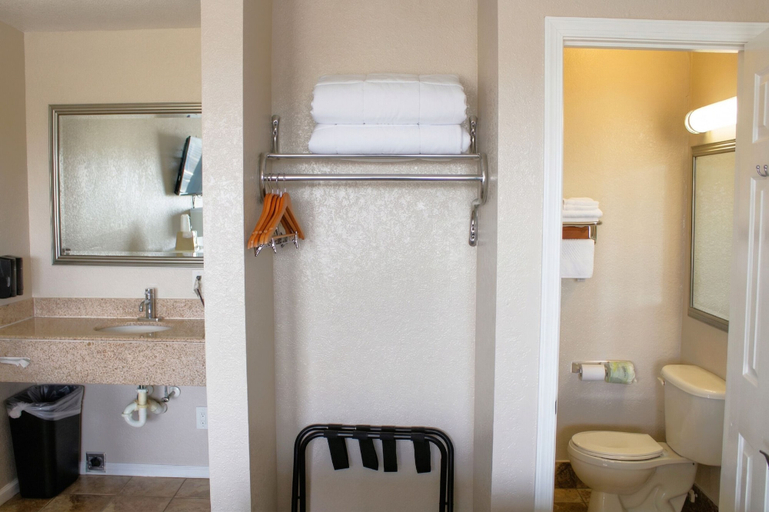Bathroom 4, Seahorse Inn and Cottages, Dare