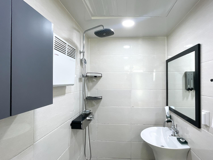 Bathroom 3, OVER THE MOUNTAIN, Gapyeong