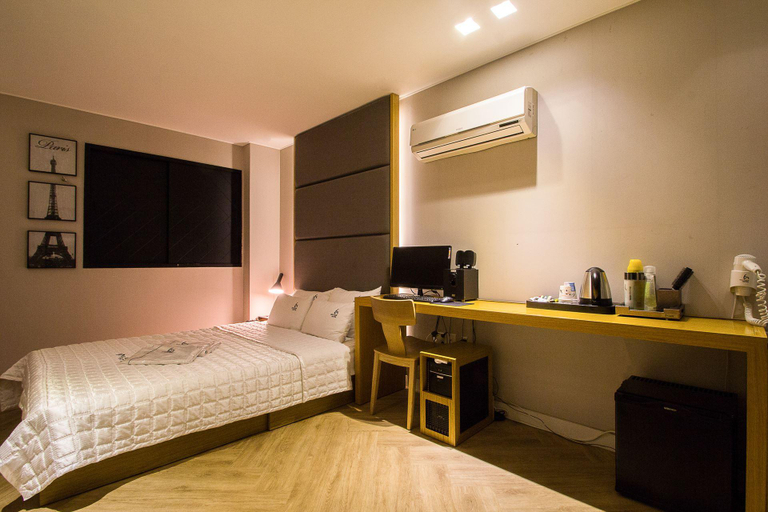 Bedroom 1, Busan Dadaepo Yuwol, Saha