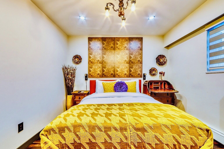 Room 3, Neocolonial Quarters, Greater Vancouver