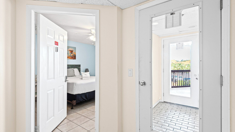 Bathroom 3, St. Thomas Square, Bay