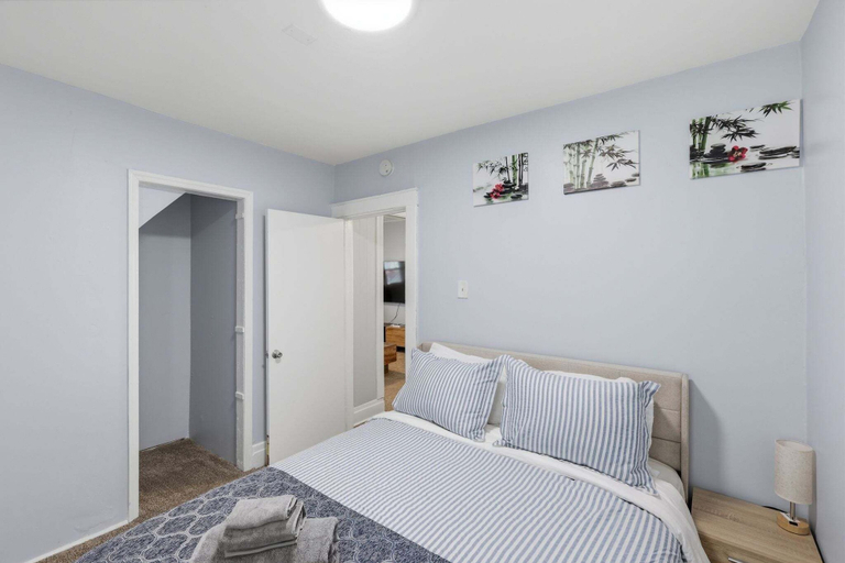 Room 5, Niagara Adventure Basecamp Walk To The Falls 2 Bedroom Duplex, Niagara