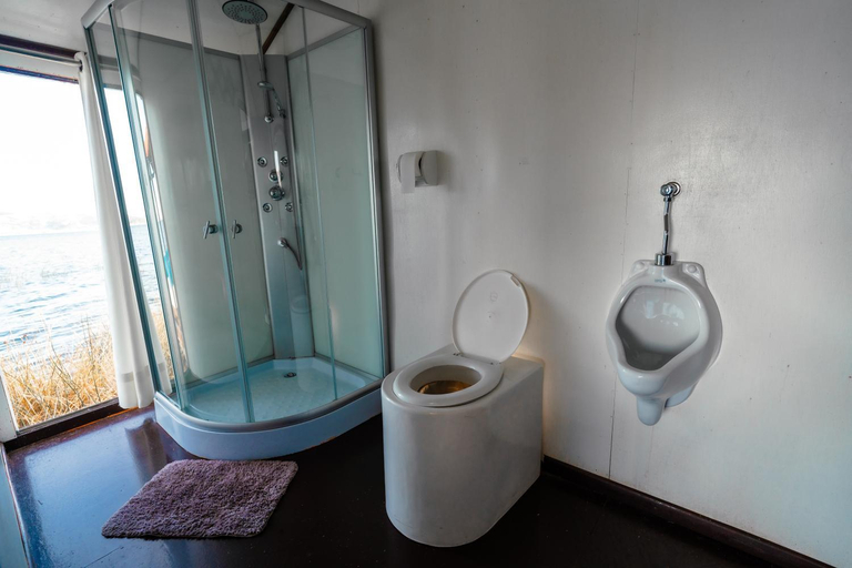 Bathroom 4, Uros Titicaca Lodge, Lago Titicaca