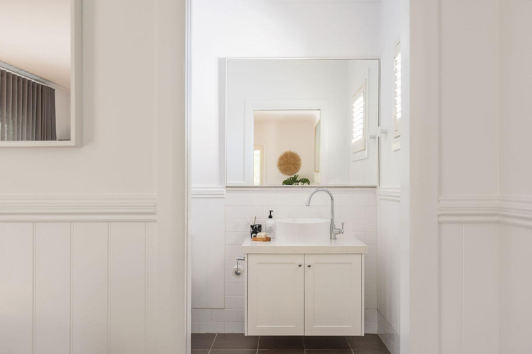 Bathroom 3, Sunrise Guesthouse, Byron