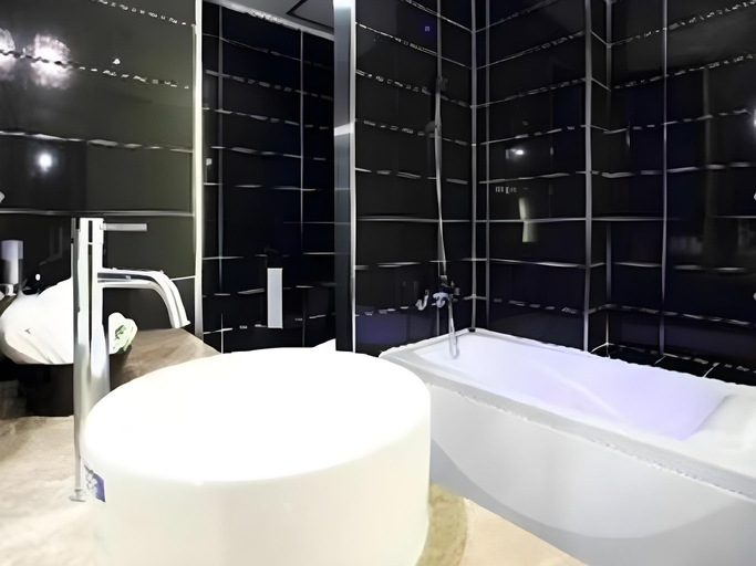 Bathroom 4, Hi Hotel, Dong