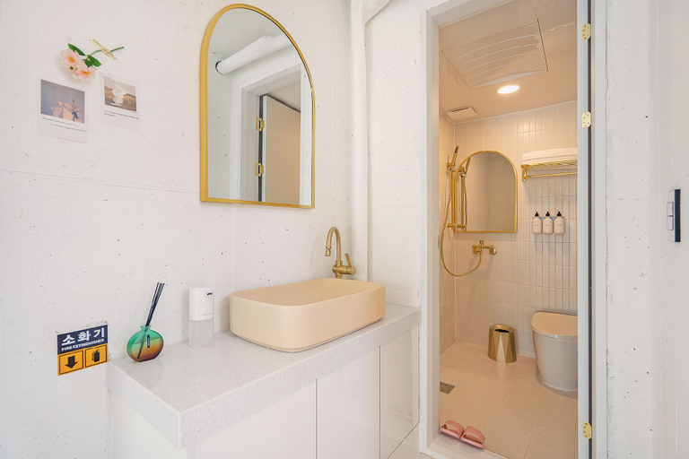 Bathroom 4, Daebudo White Cube Pension, Hwaseong