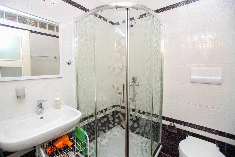 Bathroom 3, Diamond Hill Holiday Apartments, Vlorës