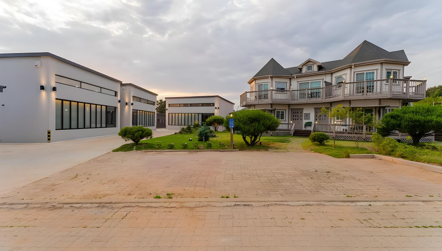 Others 4, Taean Amado Pension, Taean