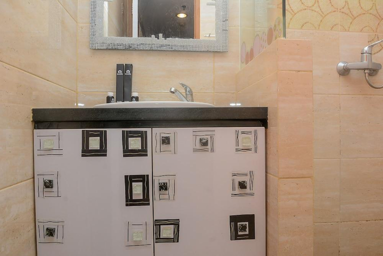 Bathroom 3, New and Spacious 2Br at Maple Park Apartment, Jakarta Utara