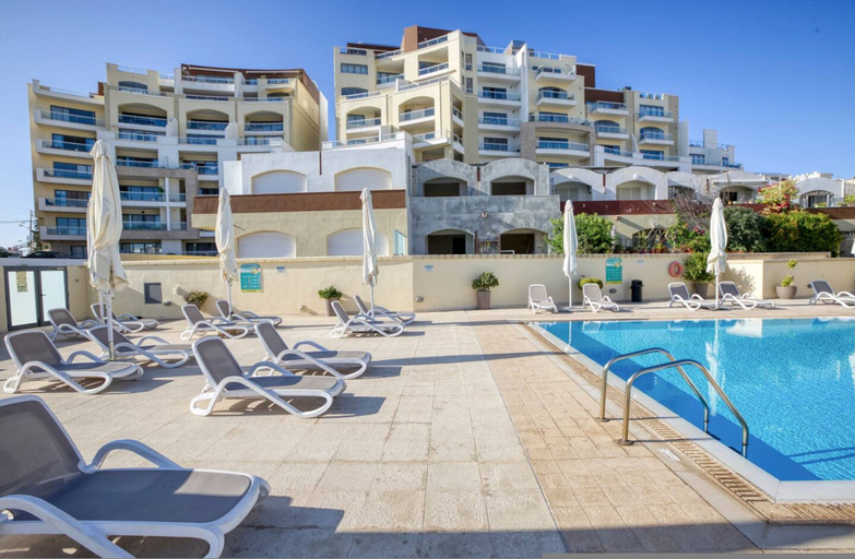 Room 5, Marsaskala Escape Pool Beaches Local Charm
