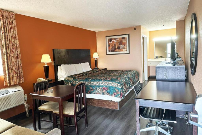 Bedroom 3, Garden Inn & Suites, Floyd