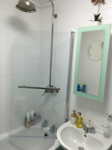 Bathroom 3, Lovely 2- Bed Apartment in Hawick, Scottish Borders