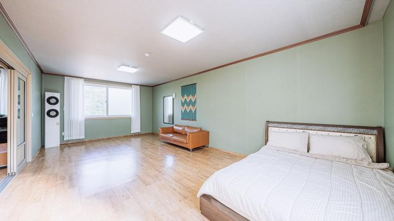 Bedroom 2, Chuncheon Happy River Pension, Chuncheon