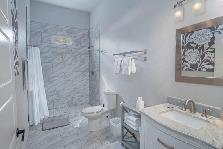 Bathroom 4, Gorgeous Family-Friendly Home Near Downtown, Bexar