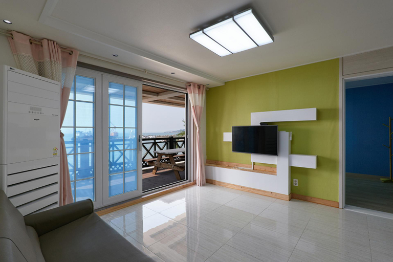 Others 3, Busan O2 Pension, Gijang
