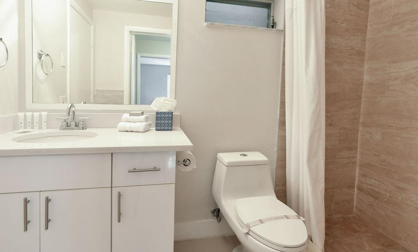 Bathroom 3, Artrageous on the River by RocketStay, Broward