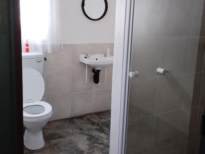 Bathroom 3, Die Windpomp Gastehuis, Central Karoo