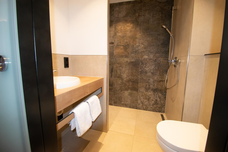 Bathroom 3, Iq Hotel Ulm, Ulm