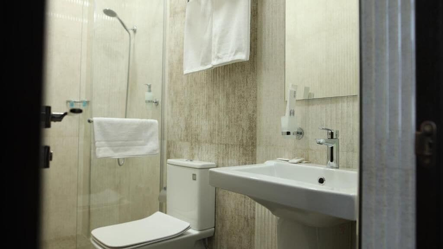 Bathroom 3, BMG Hotel