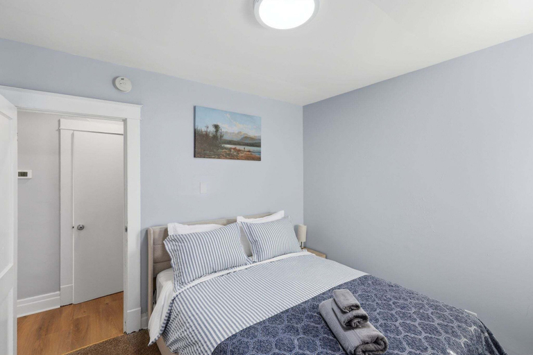 Room 2, Niagara Adventure Basecamp Walk To The Falls 2 Bedroom Duplex, Niagara