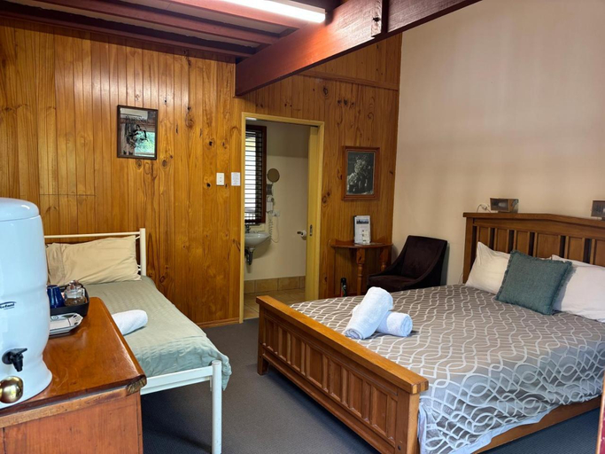 Bedroom 2, Glass House Mountains Ecolodge, Caloundra - Rail Corridor