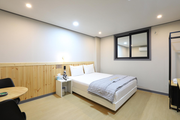 Bedroom 3, Daegu Dongdaegu Station Royal Hotel, Buk