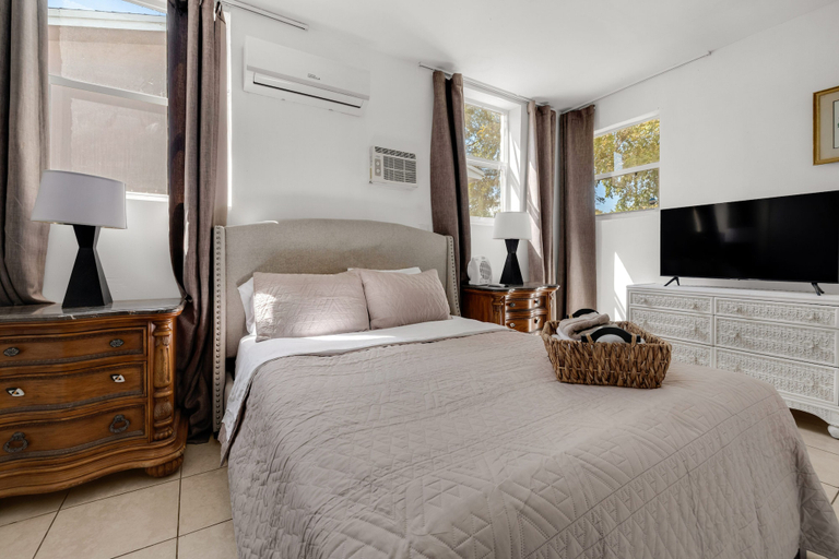 Room 4, Artistic Room Walk to Wynwood, Miami-Dade