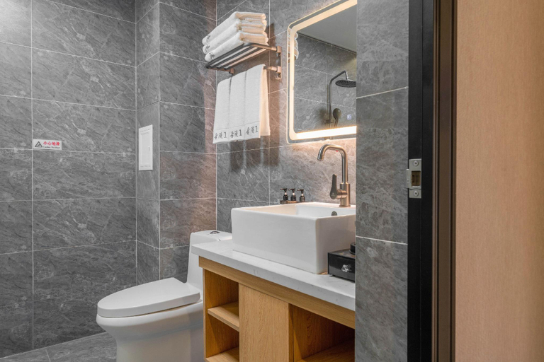 Bathroom 3, Lijiang Guman Hotel, Lijiang