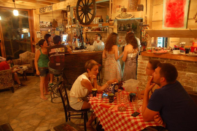 Food & Drinks 5, Hostel Anton