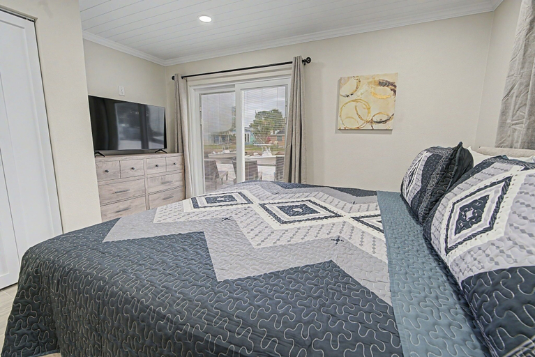 Room 5, Harbor Island - 4900 Shoreview Ct 3 Bedroom Home, Pasco
