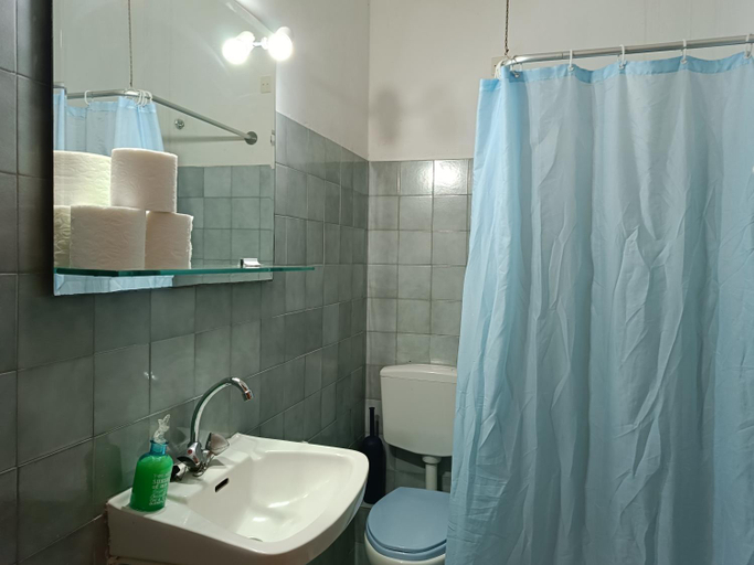 Bathroom 4, Eri Studios, Attica