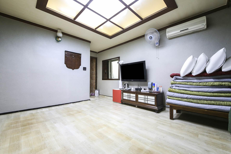 Others 5, Gongju Buckingham, Gongju