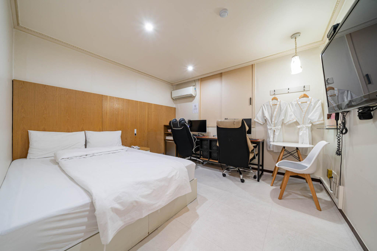 Bedroom 2, Donghae DQ, Donghae
