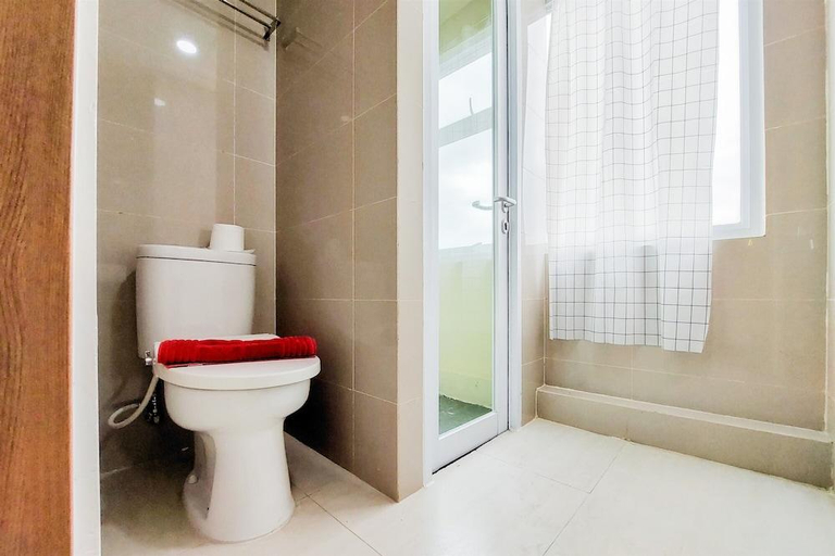 Bathroom 4, Homey And Simply Look Studio Room Apartment B Residence, South Tangerang
