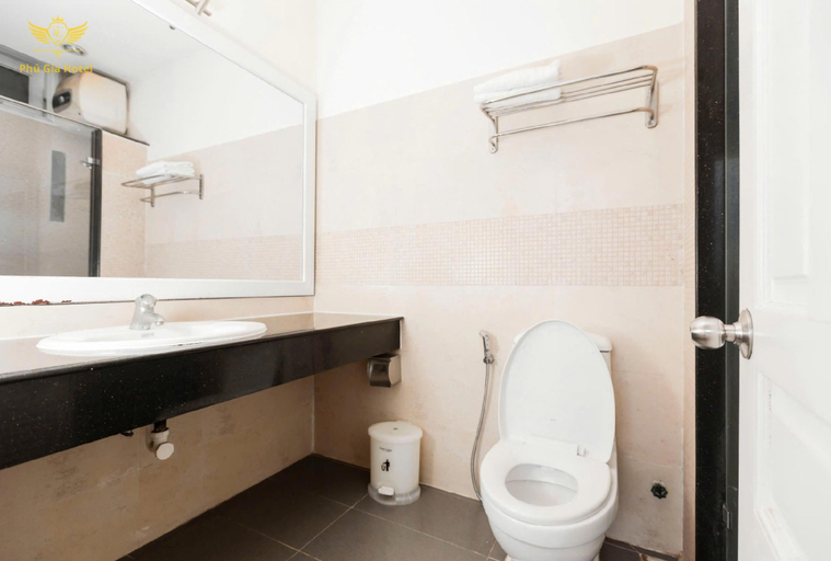 Bathroom 4, Phu Gia Hotel 563 Nguyen Thi Thap, District 7