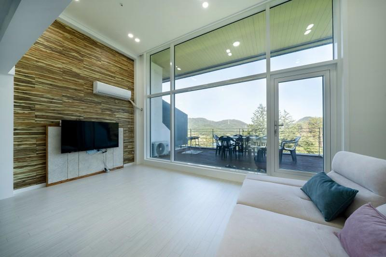 Bedroom 4, Gapyeong Cheongpyeong River View Pension, Gapyeong
