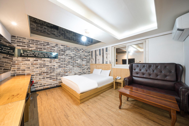 Bedroom, W (Double U) near Seobu Intercity Bus Terminal, Daegu, Buk