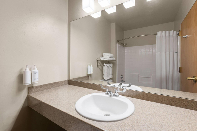 Bathroom 4, Days Inn by Wyndham Chino Valley, Yavapai