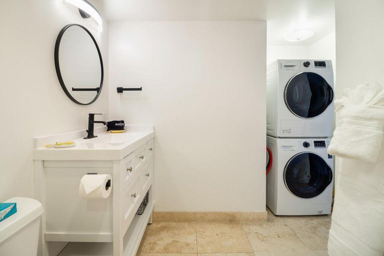 5, City & Palm View Oceanfront Bliss w/ Free Parking, Honolulu