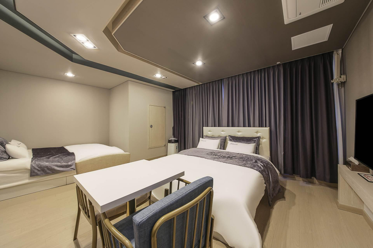 Bedroom 2, Yeosu Blossom Hotel, Yeosu