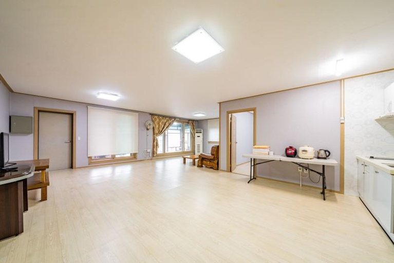 Others 4, Eurwangri Long Beach House Pension, Jung