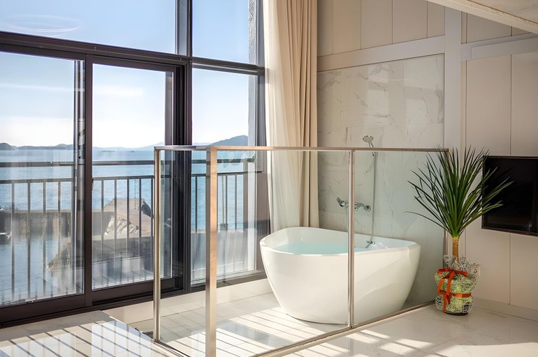 Bathroom, Yeosu Aramer Spa Pension, Yeosu
